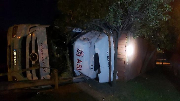 Tır sürücüsü hızını alamayınca araç yan yattı: 1 yaralı
