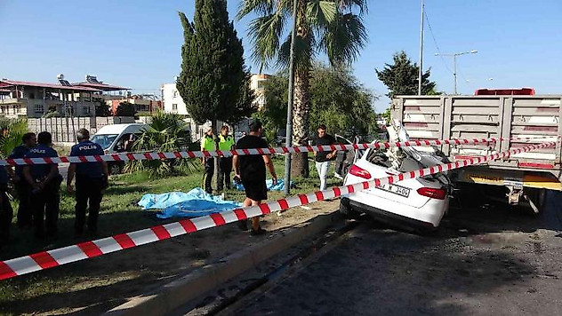 Tıra arkadan otomobille çarpan 3 genç hayatını kaybetti