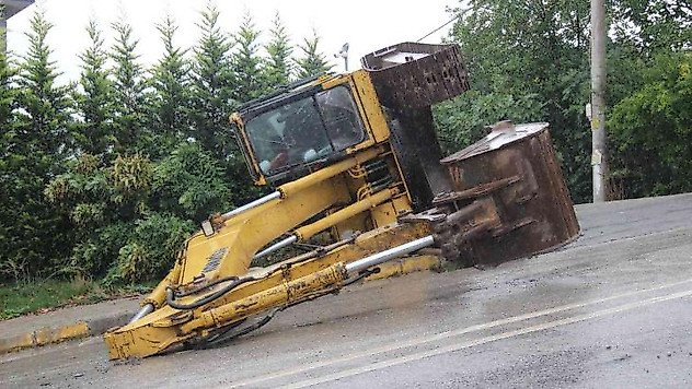 Tırdan indirilirken devrilen iş makinesinin operatörü yaralandı
