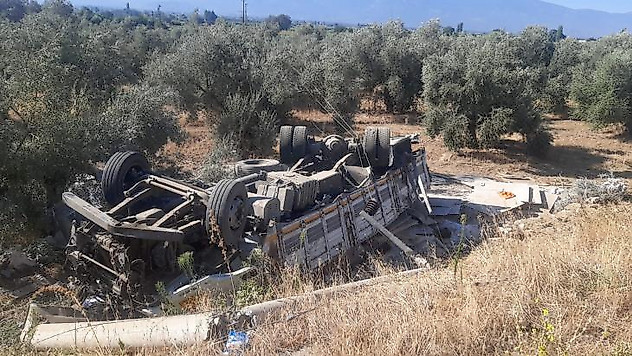 Tire'de kamyon şarampole devrildi sürücü ağır yaralandı