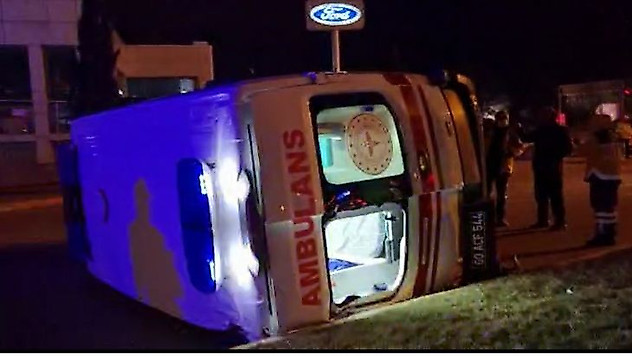 Tokat'ta ambulansla otomobil çarpıştı: 3 sağlıkçı yaralandı
