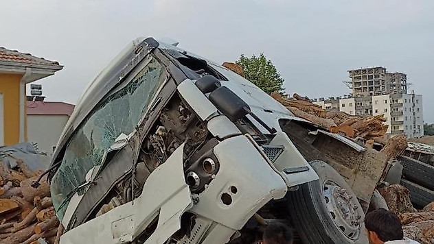 Tomruk yüklü kamyon ile otomobil çarpıştı: 5 yaralı