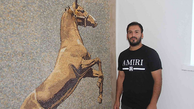 Topladığı atık taşları sanat eserine dönüştürüyor