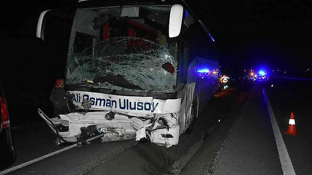 Tosya'da otomobil ile otobüs kafa kafaya çarpıştı: 2 ölü 16 yaralı