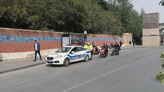 Trafik ekiplerinden kask takmayan motosiklet sürücülerine af yok