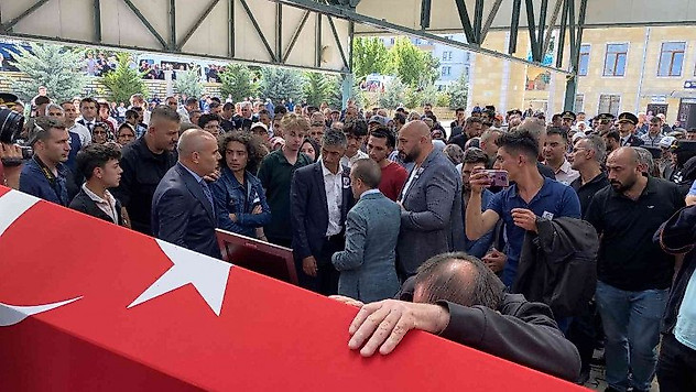 Trafik kazasında yaralanan ve tedavi gördüğü hastanede şehit olan asker Niğde'de toprağa verildi