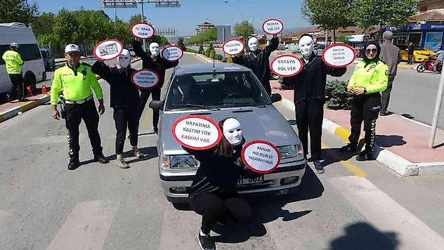 Trafik kurallarına sanatla dikkat çektiler