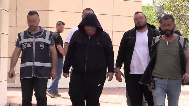Trafikte makas atan magandalar kendilerini uyaran sürücünün aracına saldırdı