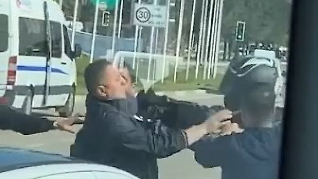 Trafikte yumruk yumruğa yol verme kavgası