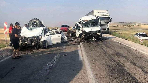 Traktör, otomobil ve minibüsün karıştığı kazada ölü ve yaralılar var