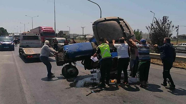 Traktörle otomobil çarpıştı: 4 yaralı
