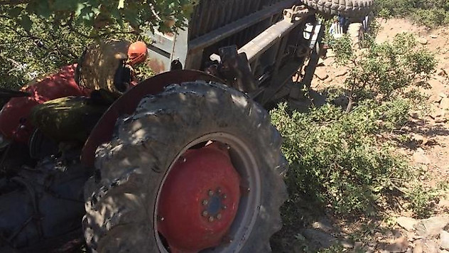Traktörün devrilmesi sonucu ağır yaralan kadın hayatını kaybetti