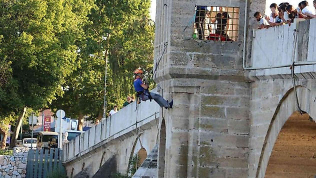 Tunca Köprüsü'nde halatla kedi kurtarma operasyonu