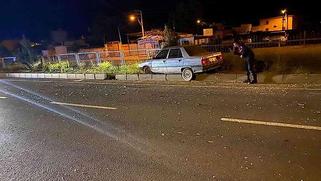 Turgutlu'da kontrolden çıkan otomobil refüje çarptı: 2 yaralı