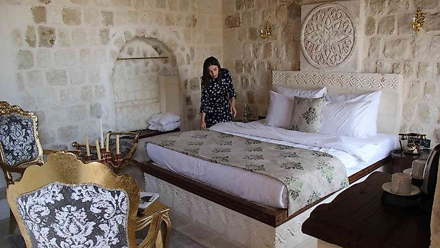 Turizmde kadının gücü: 800 yıllık harabeye dönmüş tarihi konağı otele çevirdi