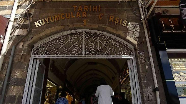 Türkiye'de bir ilk: Diyarbakır'da turist yoğunluğundan 'nöbetçi kuyumcu' sistemine geçildi