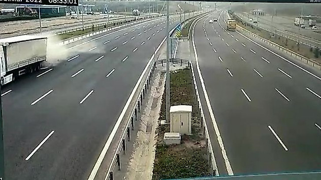 Tuzla'da otomobilin tıra arkadan çarptığı feci kaza kamerada