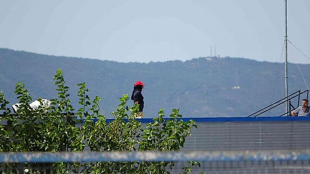 Tuzla'da tazminatının eksik verildiğini iddia eden kadın işçi fabrikanın çatısına çıktı