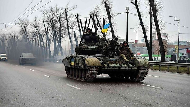 Ukrayna'da halk cepheden dönen tankları sevgiyle karşıladı