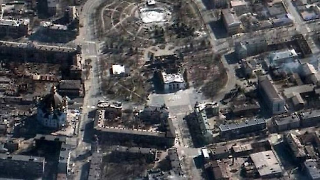 Ukrayna'da vurulan tiyatro binasının fotoğrafı paylaşıldı