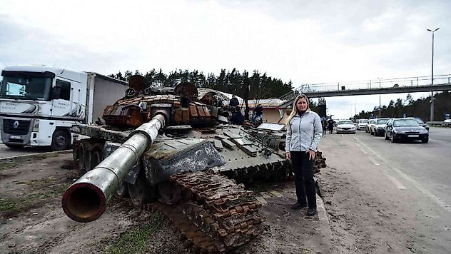 Ukraynalı sivillerden imha edilen Rus tankının önünde 'zafer' pozu