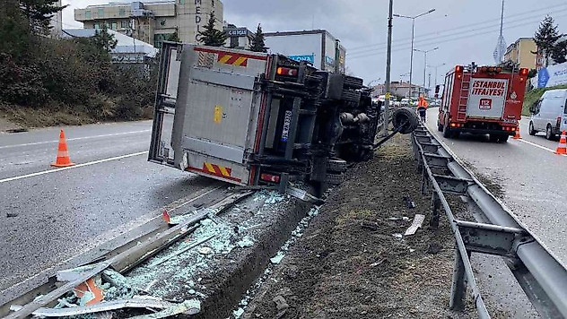 Ümraniye'de kamyonet bariyerlere girerek karşı şeride geçti: 1 yaralı