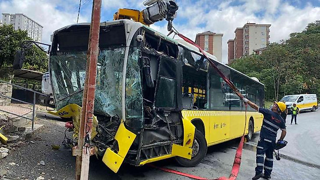 Ümraniye'de yokuş aşağı giden İETT otobüsü duvara çarptı: 2 yaralı