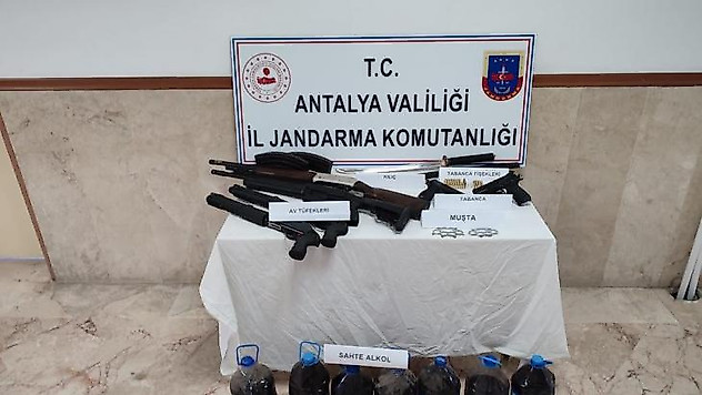 Umuma açık 5 işletmede ruhsatsız 2 tabanca, 5 tüfek 1 samuray kılıcı,2 muşta ele geçirildi