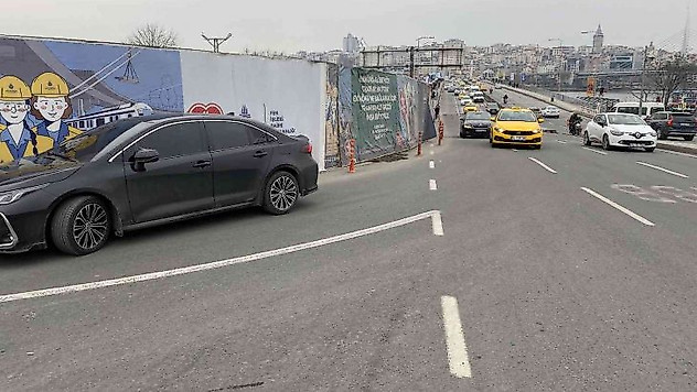 Unkapanı'ndaki tramvay alt geçit çalışması yayaları tehlikeye ayıyor