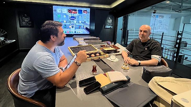 Ünlü çikolata ihracatçısı ile ünlü otomobil tasarımcısı bir araya geldi