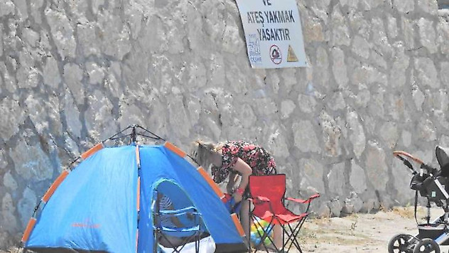 Ünlü tatil merkezi Çeşme'de kamusal alanlarda çadır yasağı