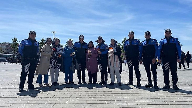 Üsküdar'da polisten 'Anneler Günü' sürprizi