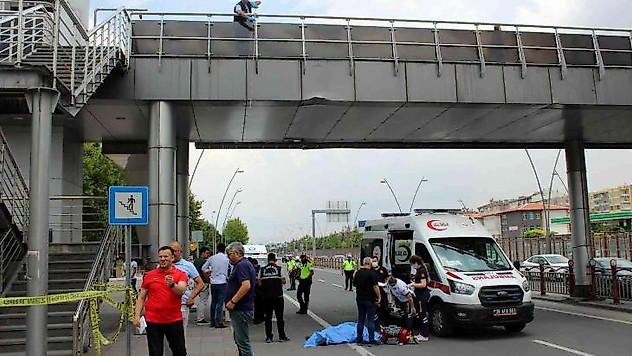 Üst geçitten düşen kadın hayatını kaybetti