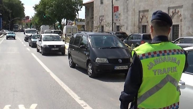 Vali Canalp, 'cep telefonu çağımızın hastalığı' diyerek yayalara uyarıda bulundu