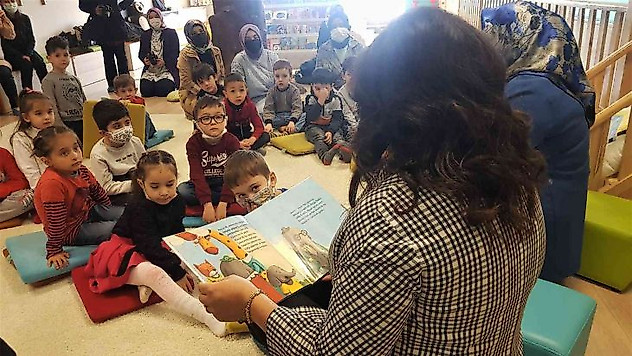 Vali eşi, Türkiye'nin ilk bebek kütüphanesinde çocuklar için masal okudu