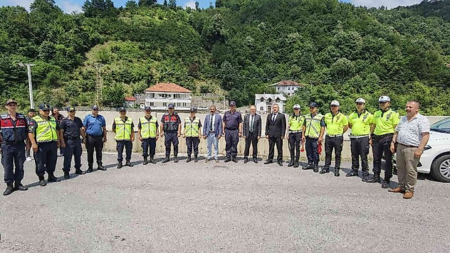 Vali Mustafa Tutulmaz uygulama noktasında vatandaşların bayramını kutladı