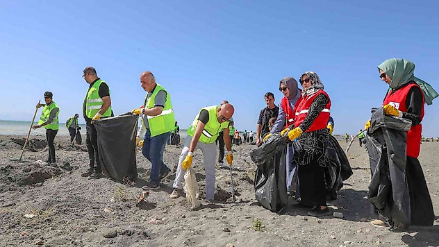Van Gölü sahilinde çevre temizliği: 20 ton çöp toplandı