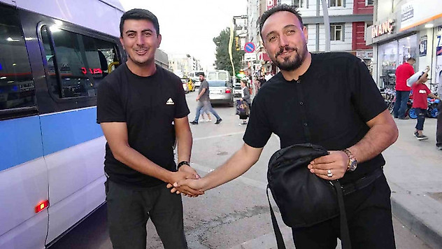 Vanlı sürücü, aracında unutulan 50 bin TL'yi sahibine teslim etti