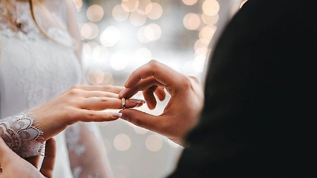 Velayet sahibi eş evlenirse ortak çocuğa ödenen nafaka devam eder mi?