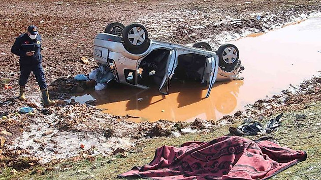Virajı alamayan araç şarampole uçtu: 1 ölü, 4 yaralı