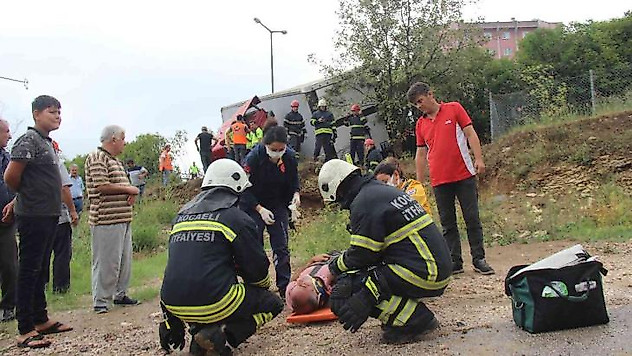 Yağış kazayı beraberinde getirdi, TEM'de tır ağaçlık alana girdi: 1 yaralı