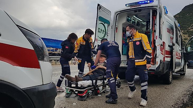 Yağışlı havada kontrolden çıkan otomobil takla attı: 2 yaralı