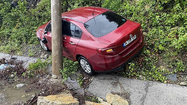 Yağışlı havada kontrolden çıkan otomobil ormanlık alana girdi
