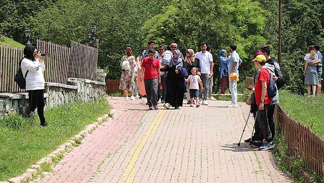 Yağmurlu günlerin ardından tatilciler Gölcük Tabiat Parkı'na akın etti