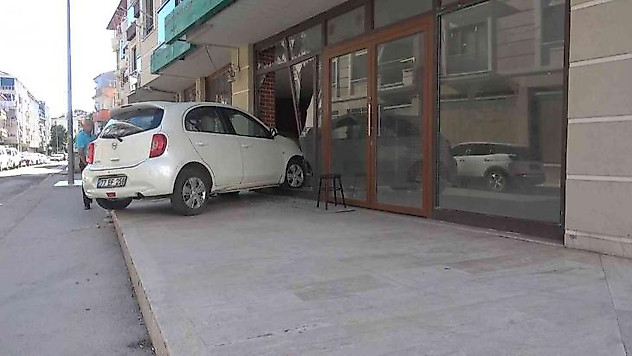 Yalova'da kontrolden çıkan otomobil boş dükkana girdi