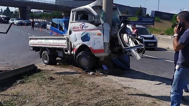 Yalova'da yön tabelası direğine çarpan kamyonetin sürücüsü yaralandı