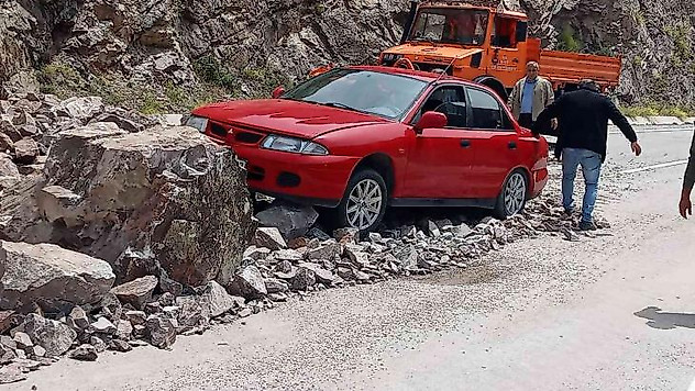 Yamaçtan kopan kayalar karayoluna düştü, bir otomobil faciadan saniyelerle kurtuldu