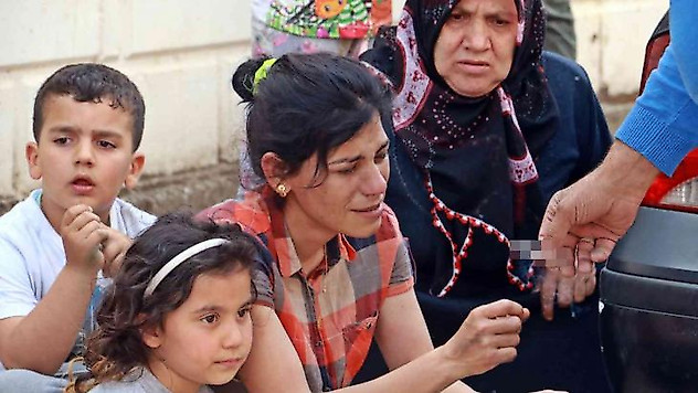 Yangında 2 çocuğu dumandan etkilenen anne gözyaşlarını tutamadı