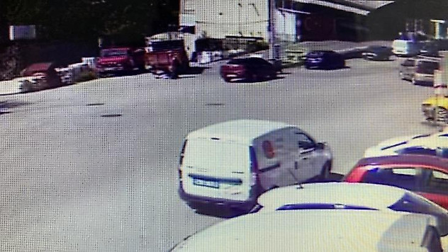 Yaşlı kadının kamyonetin altında kaldığı anlar kamerada