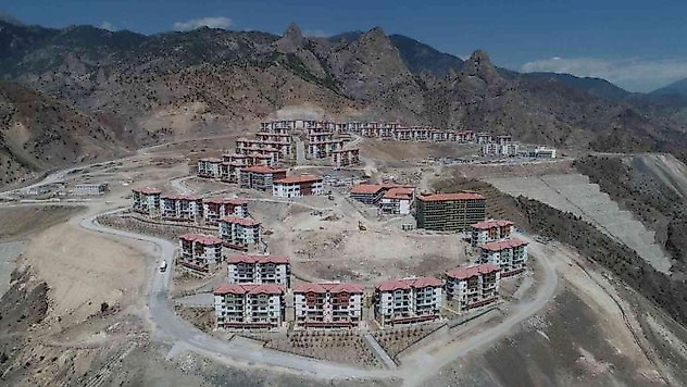 Yeni Yusufeli'nde bin 501 hak sahibi konutlarının tapularını aldı